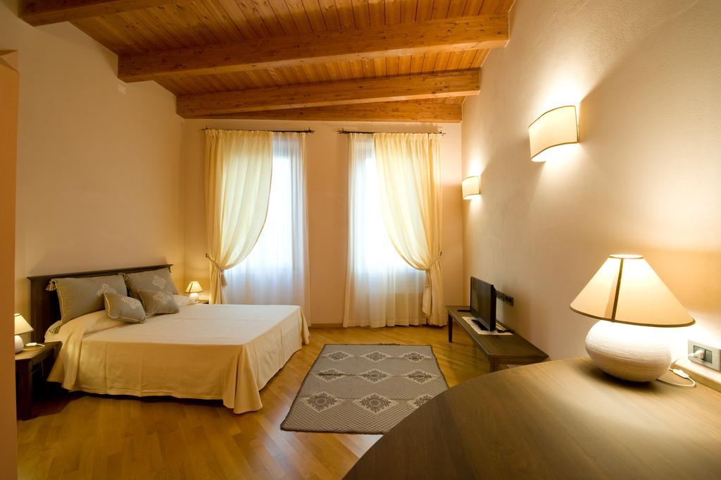 Piazza Azuni 18 Guest House Sassari Habitación foto