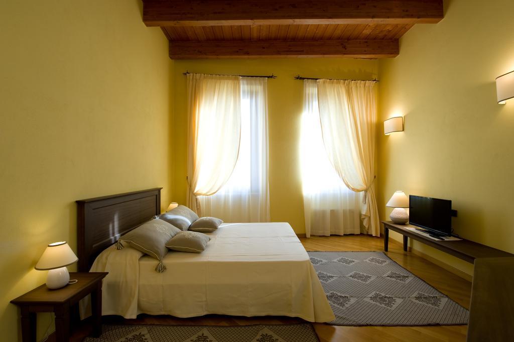 Piazza Azuni 18 Guest House Sassari Habitación foto